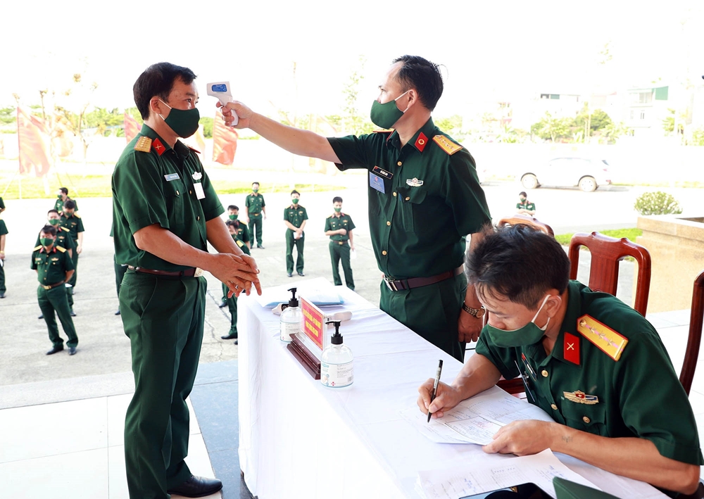 Các cử tri đều được đo thân nhiệt, thay khẩu trang, đeo găng tay y tế trước khi tham gia bầu cử.